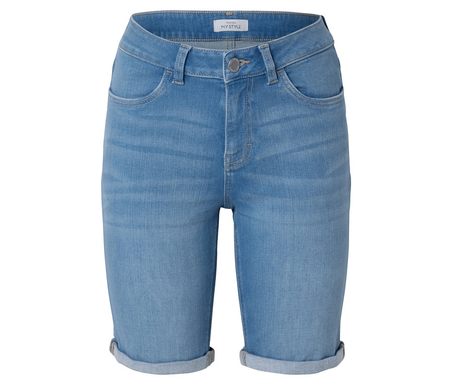 Hellblaue Jeansshorts mit hochgekrempeltem Saum.