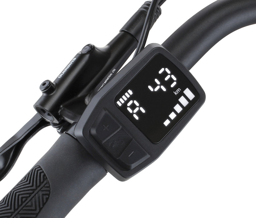 Nahaufnahme des Lenkers eines FISCHER Trekking-E-Bike VIATOR MOVE mit Diamant-Rahmen, mit Bremshebel und Display, das 18:43 km anzeigt.