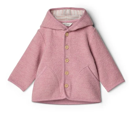 Rosa Kinderjacke mit Kapuze und hellbraunen Knöpfen liegt auf einem weißen Hintergrund.