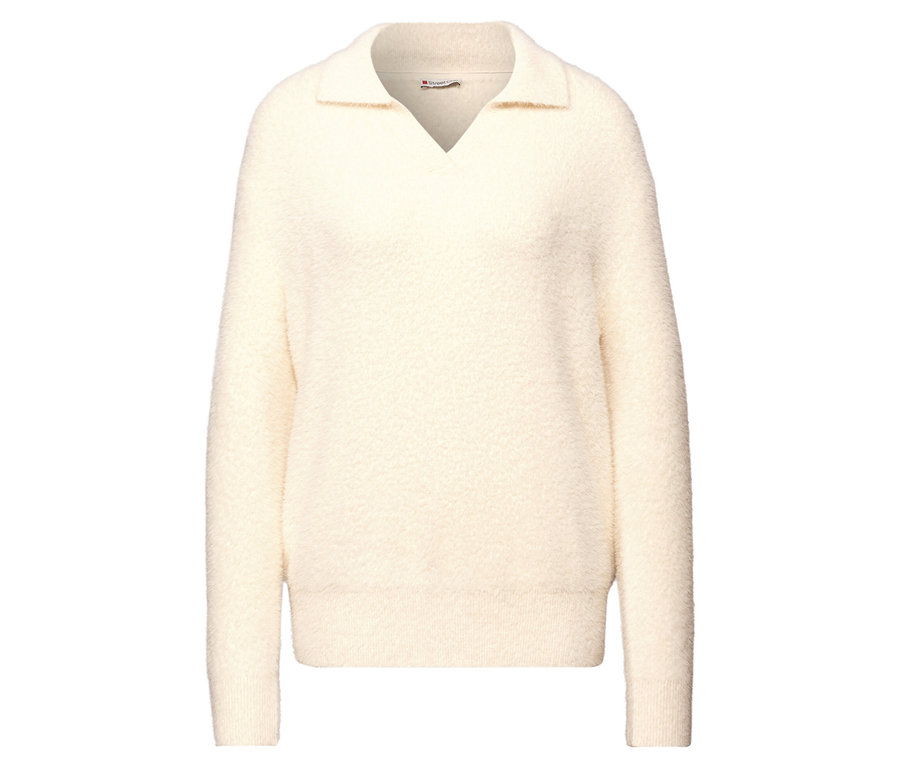 Ein cremefarbener Street One Strickpullover mit Polokragen ist vor einem weißen Hintergrund zu sehen.