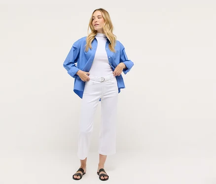 Frau trägt eine weiße, verkürzte Angels Denim »Linn City« und ein blaues Hemd.