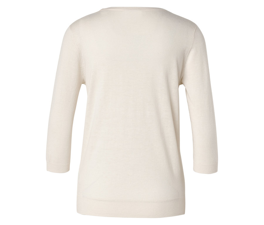 Ein cremefarbener Pullover mit Dreiviertelärmeln ist zu sehen.