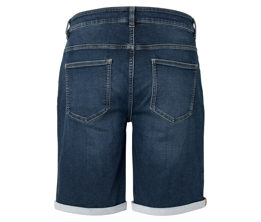 Nahaufnahme der Rückseite von dunkelblauen Jeansshorts mit hochgekrempeltem Saum.