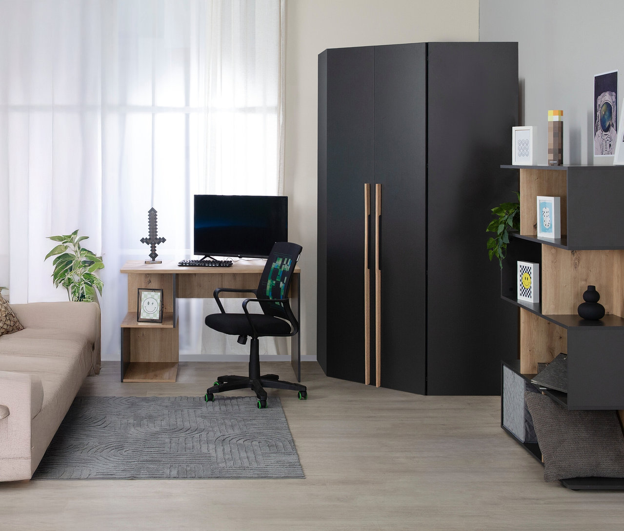 Zimmer mit Schreibtisch, Stuhl, Sofa, Regal und einem Roba Eckschrank »Marvin«.