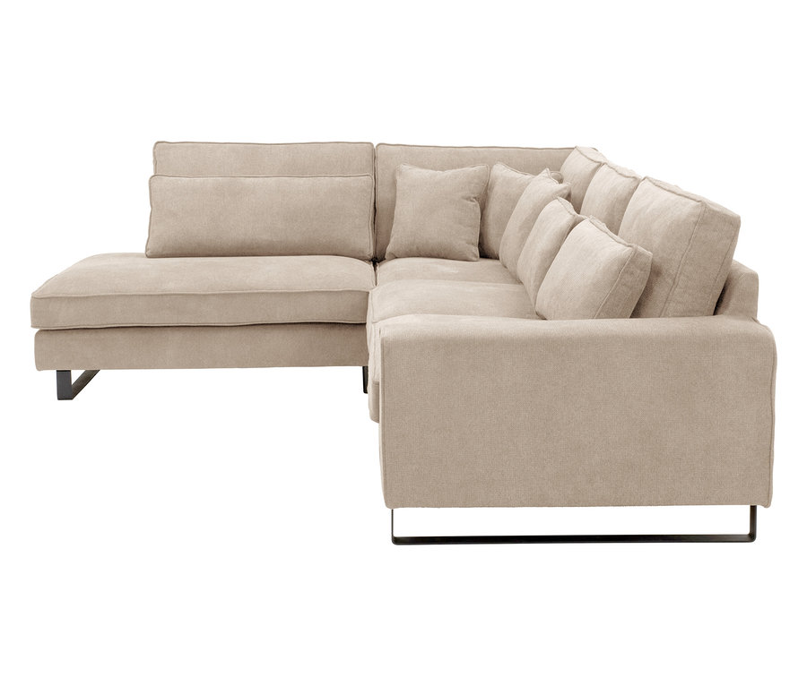 Beige Eckcouch mit schwarzen Füßen und mehreren Kissen.