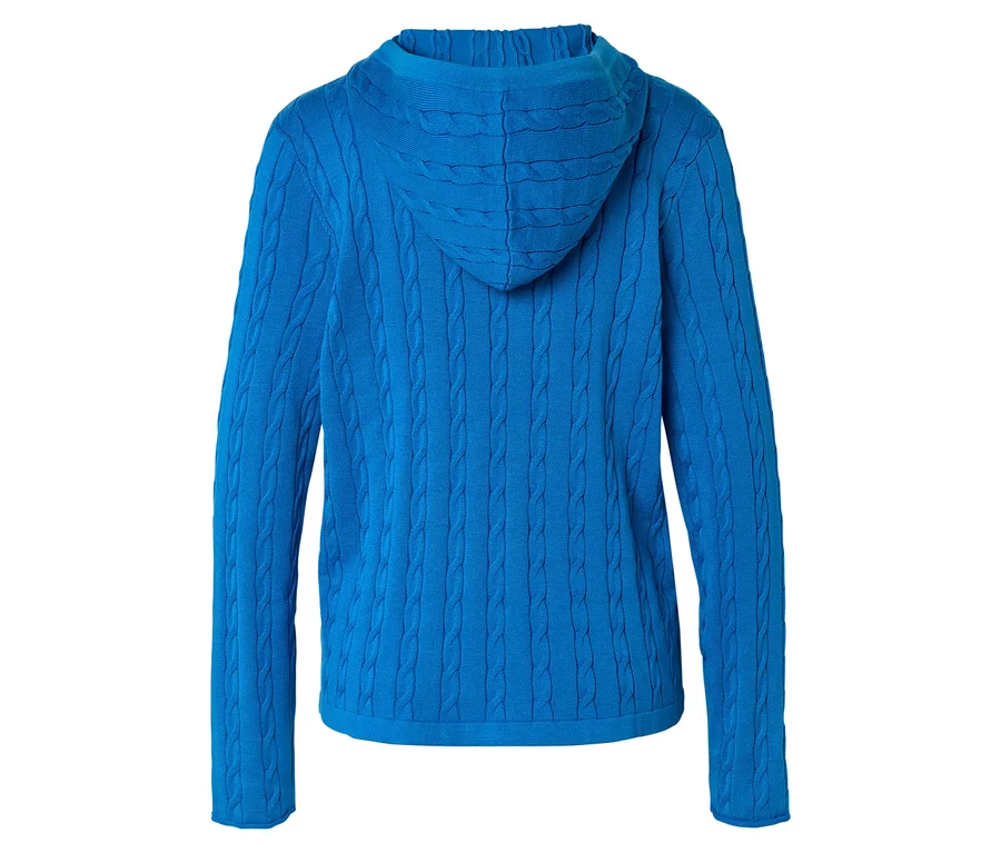 Rückansicht einer blauen Strickjacke mit Kapuze und Zopfmuster.