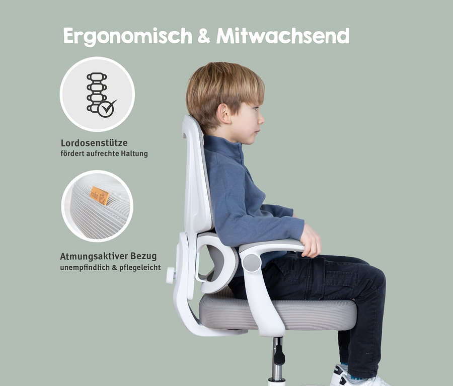 Junge sitzt auf einem Roba Bürostuhl mit geteilter Rückenlehne und Armlehnen. Der Stuhl ist grau und weiß.