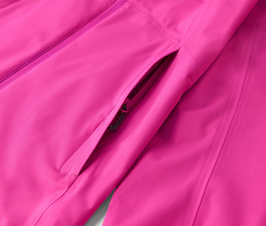 Detailaufnahme einer pinkfarbenen Jacke mit Reißverschlusstasche.