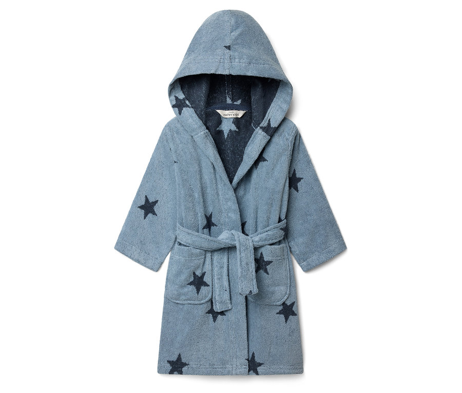 Ein blauer Bademantel mit Sternenmuster und Kapuze liegt auf einem weißen Hintergrund.