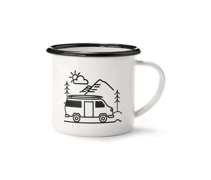 Weißer Emaille-Kaffeebecher Camping mit schwarzem Rand und Griff, bedruckt mit einer schwarzen Illustration eines Campervans vor Bergen und Bäumen.