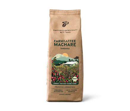 Braune Packung Farmkaffee Machare, 500 g ganze Bohne, mit Illustration einer Farm in Tansania, Bergen und Kaffeepflanzen mit roten Beeren.