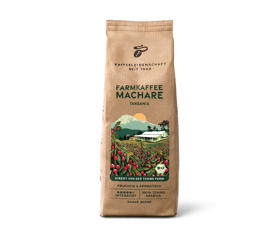 Braune Packung Farmkaffee Machare, 500 g ganze Bohne, mit Illustration einer Farm in Tansania, Bergen und Kaffeepflanzen mit roten Beeren.