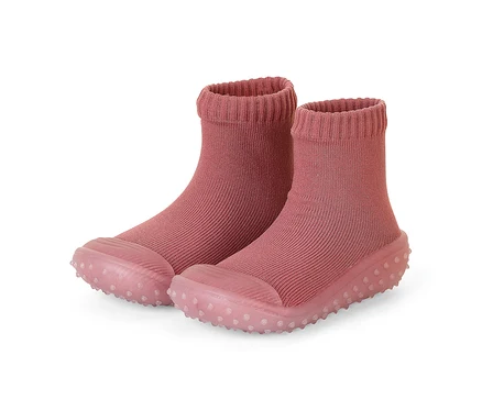 Ein Paar rosafarbene Babysocken-Schuhe mit geripptem Schaft und transparenter, genoppter Sohle.