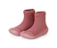 Ein Paar rosafarbene Babysocken-Schuhe mit geripptem Schaft und transparenter, genoppter Sohle.