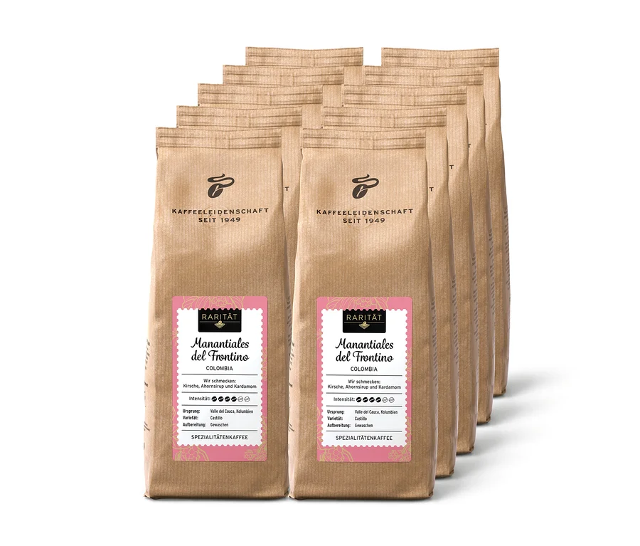 Eine Reihe von braunen Papierkaffeetüten, jede mit einem rosa Etikett mit der Aufschrift Manantiales del Frontino.