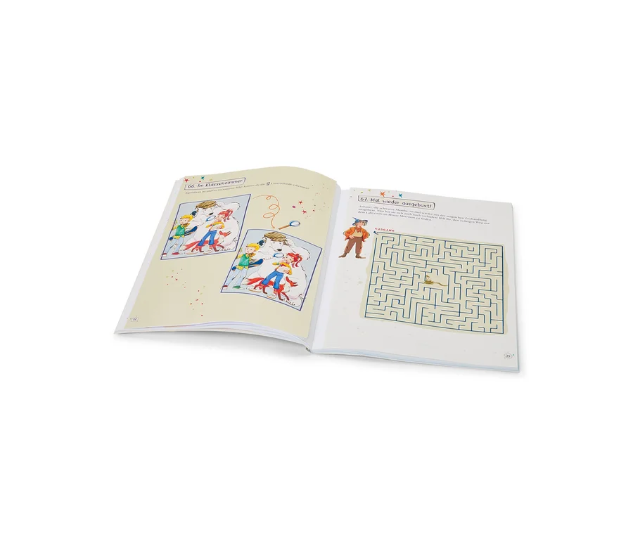 Ein offenes Kinder-Rätselbuch zeigt auf der linken Seite ein Suchbild mit zwei Illustrationen von Kindern und einem Hund, auf der rechten Seite ein Labyrinth-Rätsel.