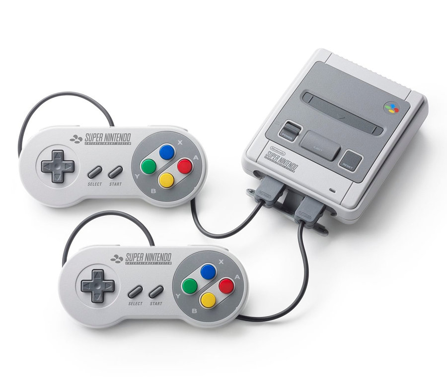 Zwei graue Controller und eine Nintendo Classic Mini: Super Nintendo Entertainment System-Spielkonsole auf weißem Hintergrund.