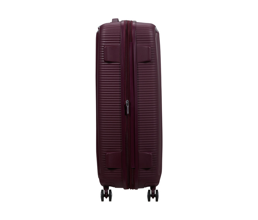 Großer American Tourister Soundbox Hartschalen-Koffer Spinner in Wildkirschrot, seitlich stehend.