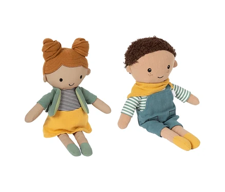 Zwei Stoffpuppen aus dem Stoffpuppen-Set »Maya und Leo«, ein Mädchen und ein Junge, sitzen nebeneinander.