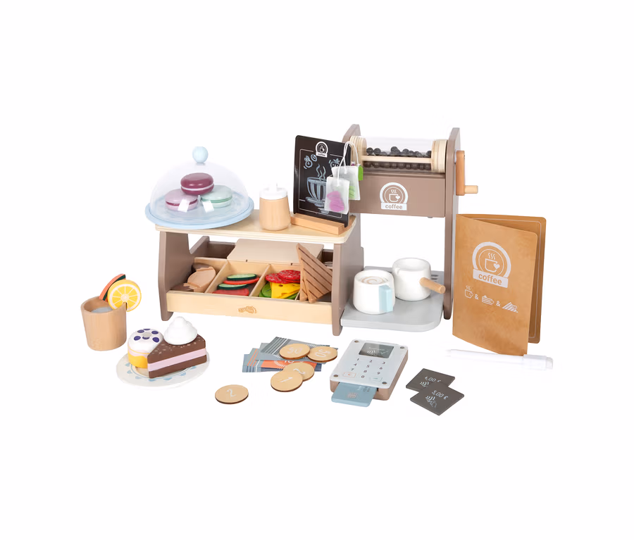 Ein hölzernes small foot Barista-Set, bestehend aus einem Spielzeug-Café-Tresen mit Macarons, Gebäck, einer Kaffeemaschine, zwei Tassen, einem Kartenleser, Münzen und einer Speisekarte.