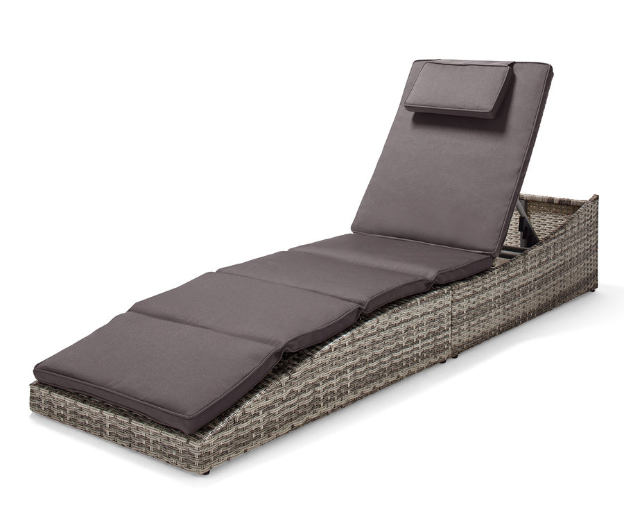 Eine klappbare Gartenliege aus Polyrattan mit grauer Polsterung.