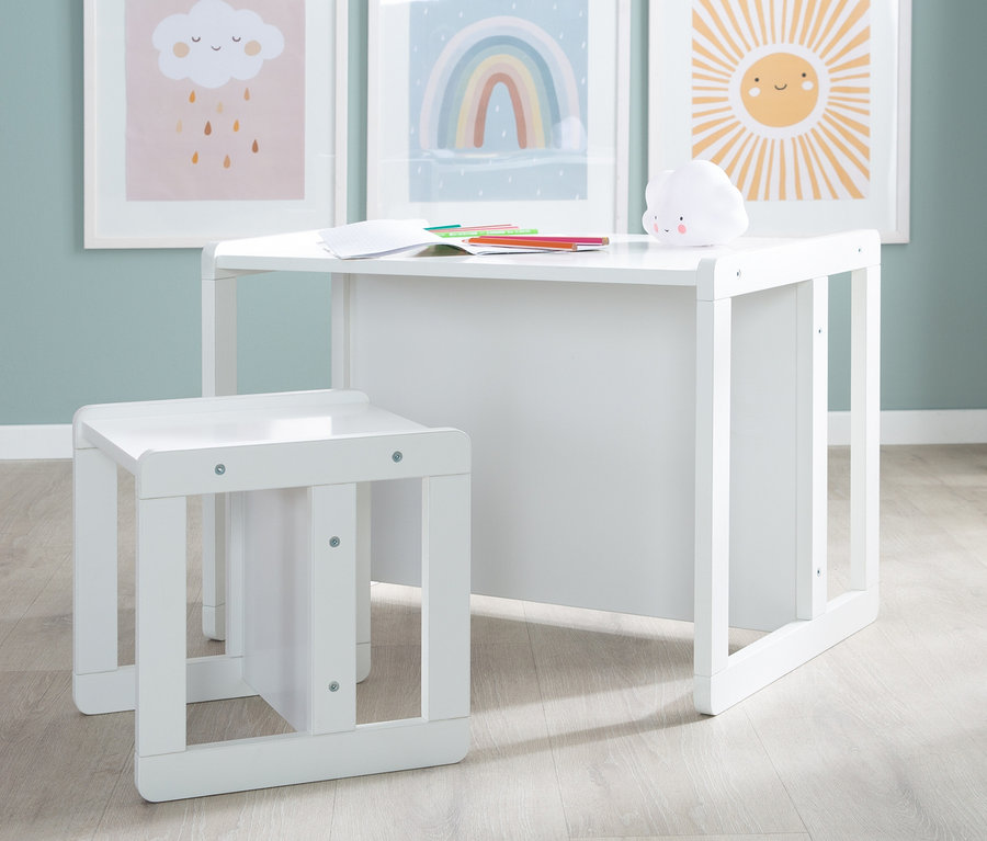 Weißer roba 3-in-1-Kindertisch und Stuhl in einem Kinderzimmer mit Bildern an der Wand.