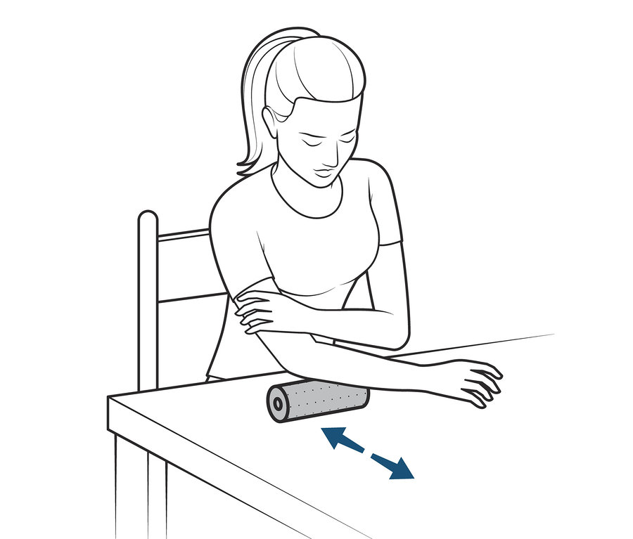 Frau verwendet Mini-Faszienrolle am Arm.