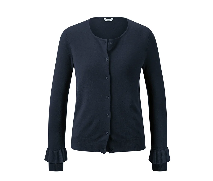 Marineblaue Feinstrickjacke mit Rüschen an den Ärmeln.