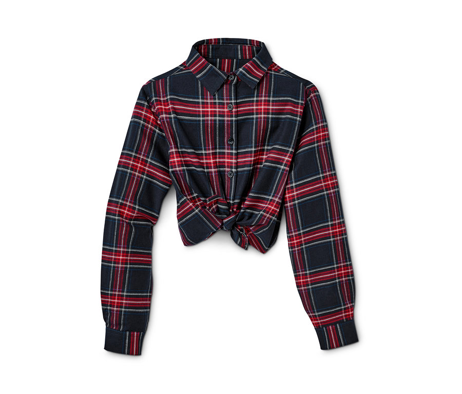 Eine blau-rot karierte Flanellbluse mit langen Ärmeln, die in der Taille geknotet ist.