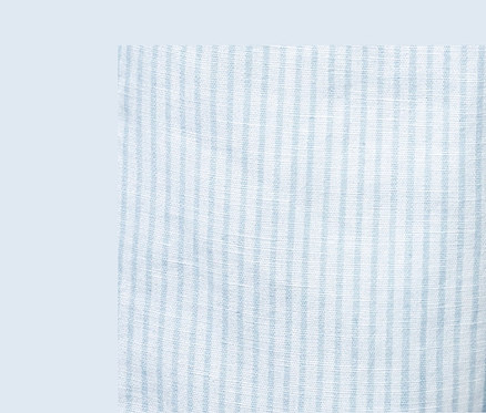 Detailaufnahme einer blau-weiss gestreiften Baumwoll-Schlupfhose mit Leinen.