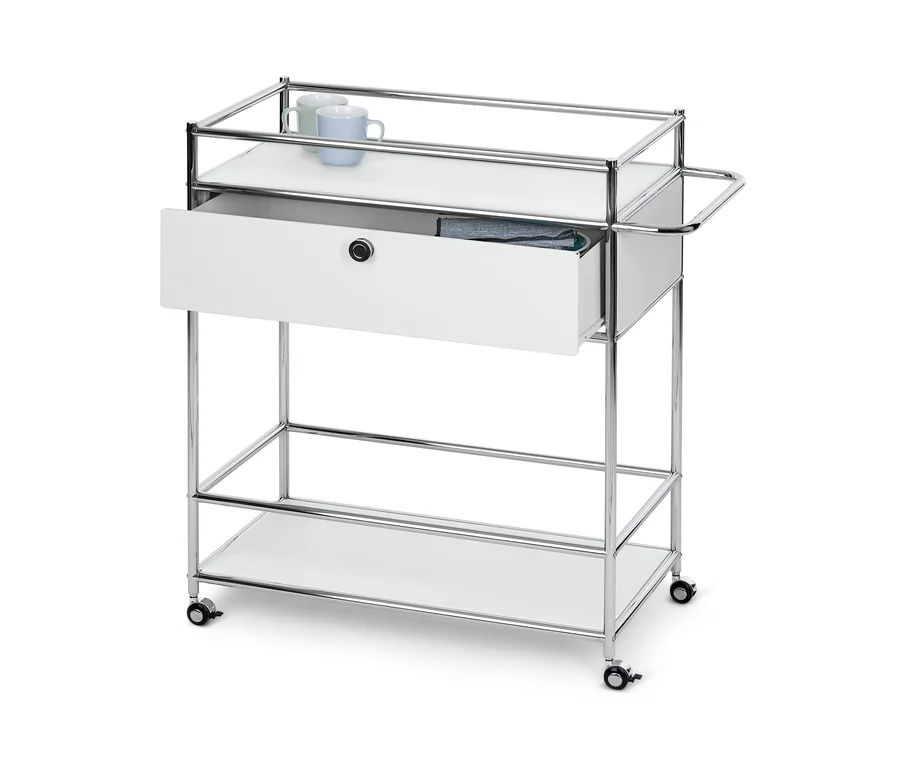 Detailaufnahme eines Design-Barwagens aus Metall mit einer offenen weißen Schublade und zwei Tassen oben.