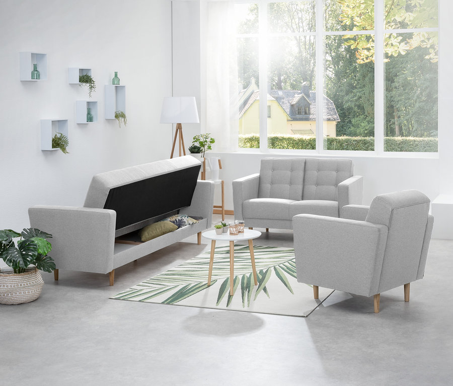 Wohnzimmer mit Max-Winzer®-Sessel »Janny«, hellgrauem 2-Sitzer-Sofa und hellgrauem 3-Sitzer-Schlafsofa.