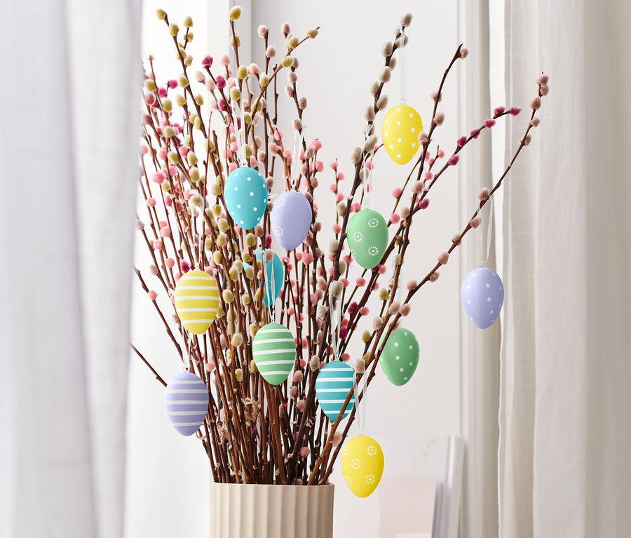 Kätzchenblumenstrauß mit 12 Ostereiern.