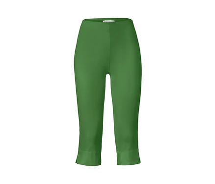 Eine grüne 3/4-Stretchhose auf weißem Hintergrund.