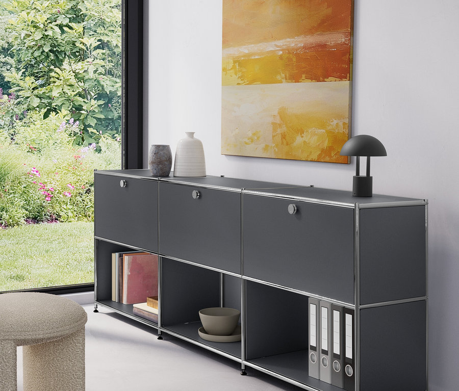 Graues Sideboard Metall »CN3« mit 3 versetzbaren Klappenfächern und gepolsterter Hocker.