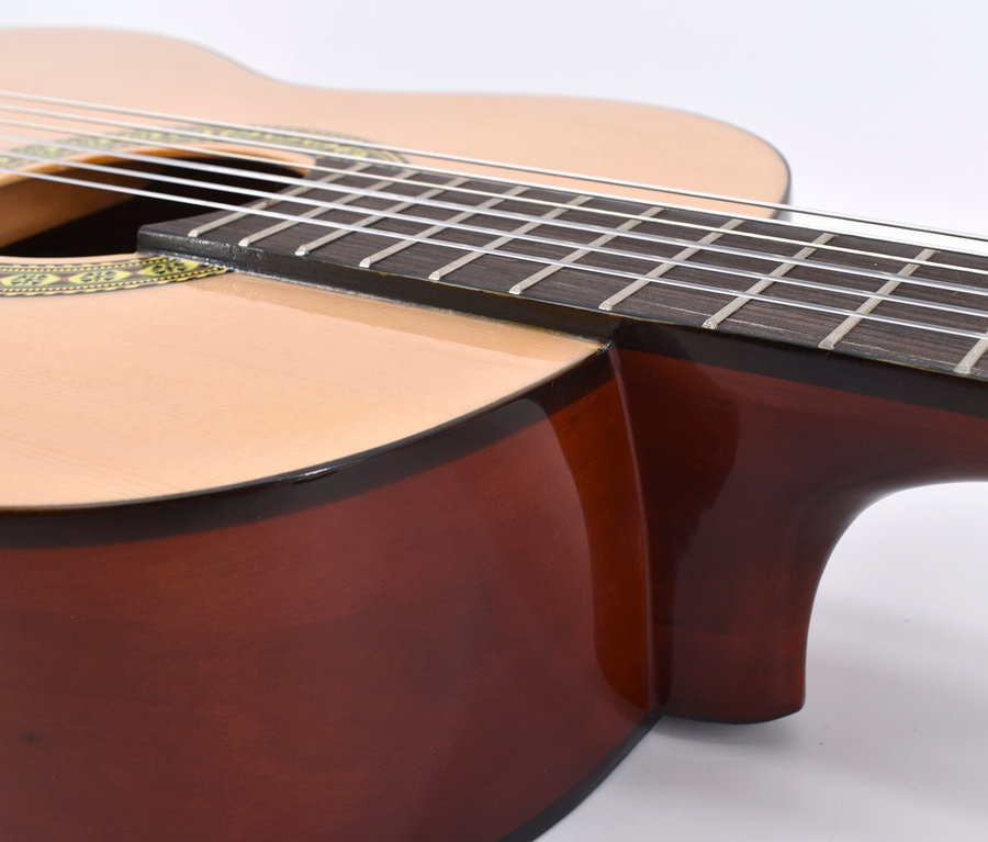 Detailaufnahme einer Voggenreiter VOLT Akustik Gitarren-Set 4/4.