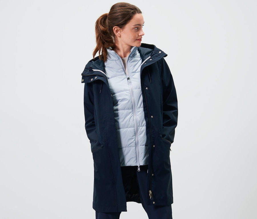 Frau trägt einen blauen 3-in-1-Outdoormantel.