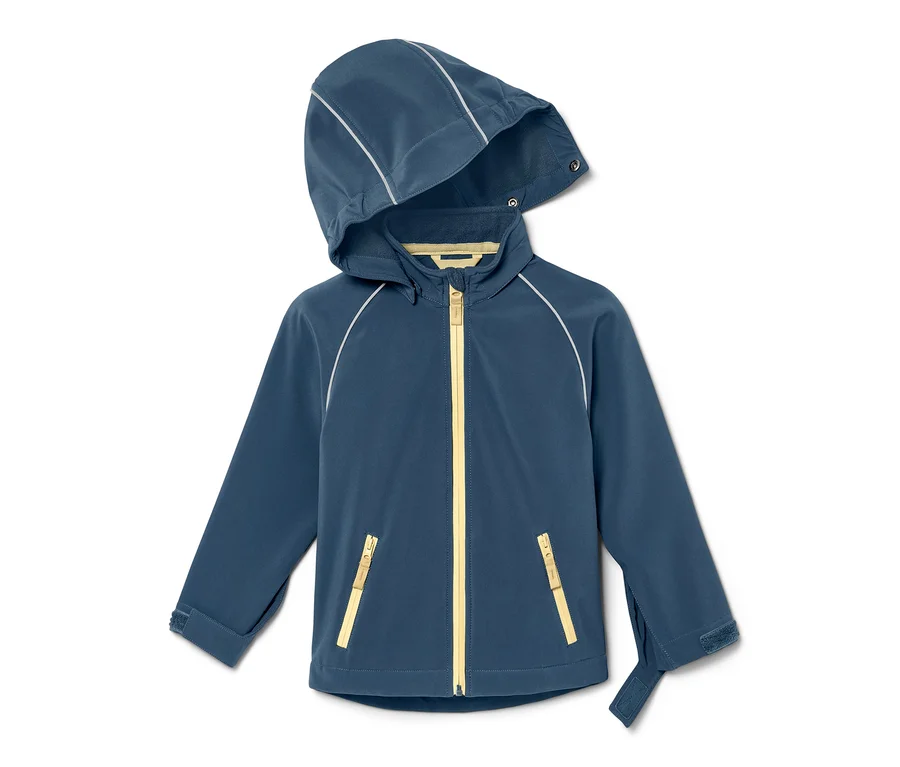 Eine marineblaue Kleinkind-Softshelljacke mit Kapuze und gelbem Reißverschluss.