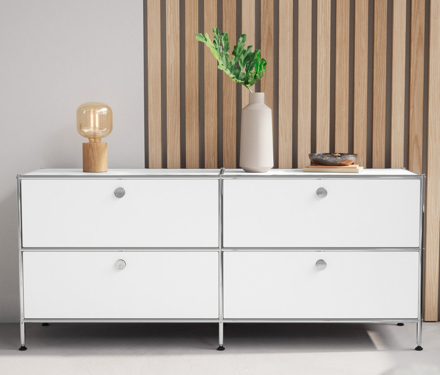 Weißes Lowboard Metall »CN3« mit 4 Schubladen und eine Tischleuchte aus Holz stehen nebeneinander.