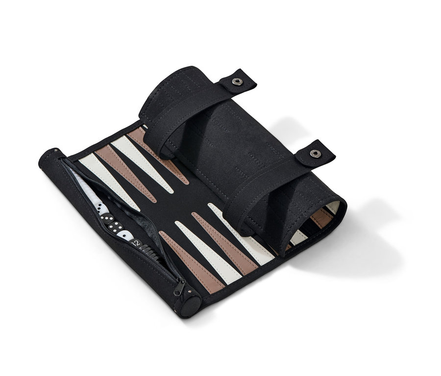 Ein teilweise aufgerolltes Backgammon zum Aufrollen mit schwarzem Gehäuse und weißen und braunen Dreiecken.