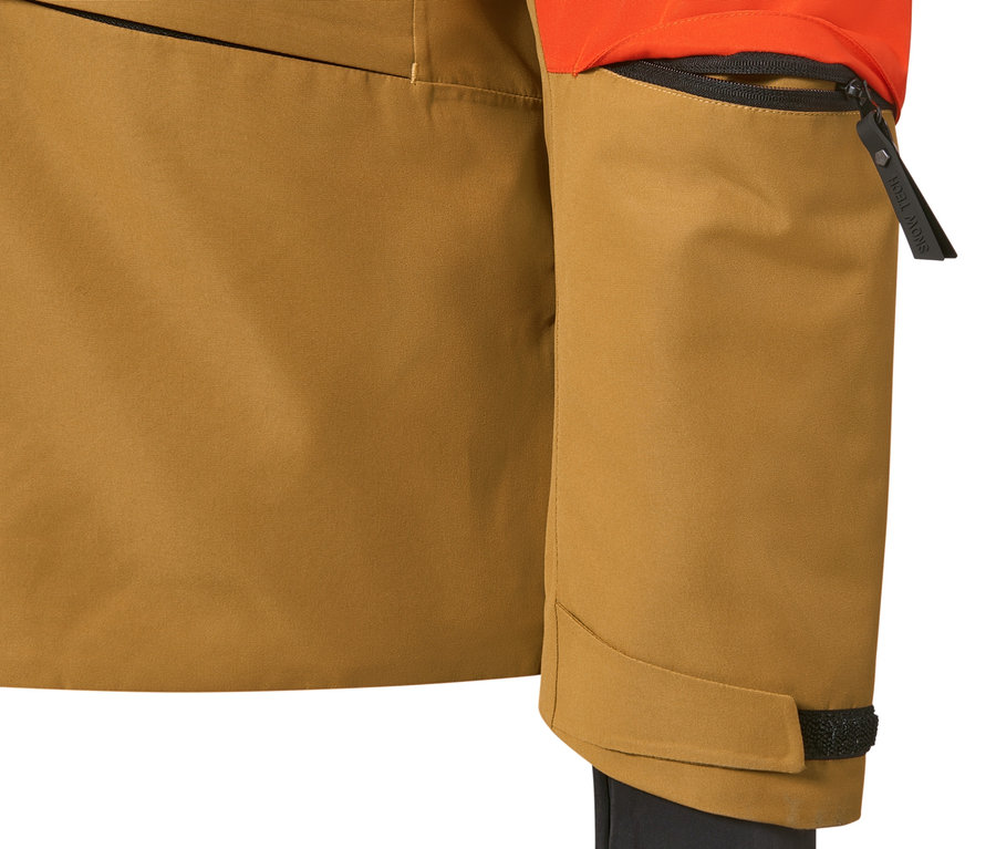 Detailansicht einer orange-braunen Skijacke.