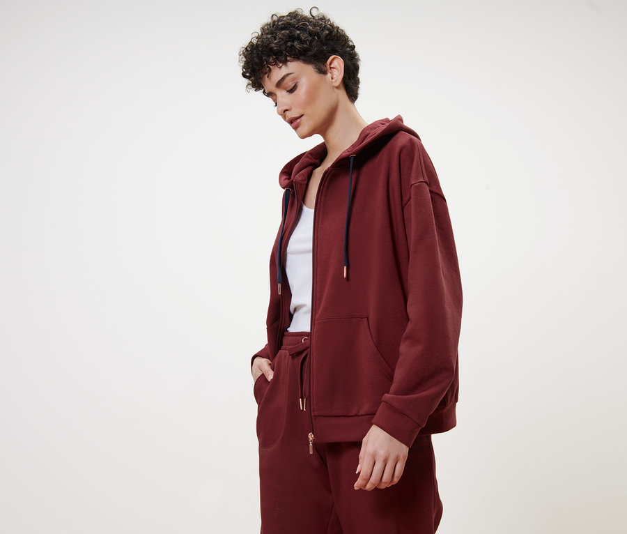 Frau posiert in Lounge-Jacke und Hose.