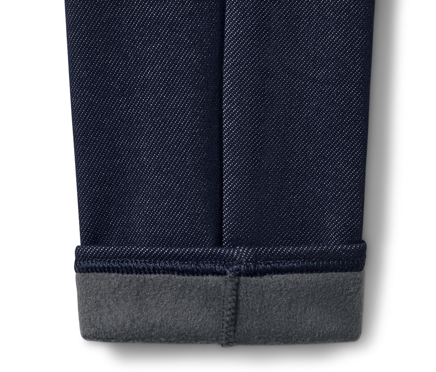 Detailaufnahme von der Unterseite einer gefütterten Leggings in Jeansoptik.