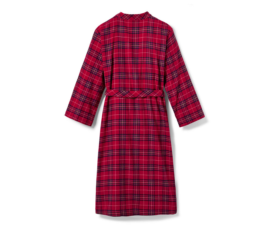 Ein rot karierter Flanell-Morgenmantel mit Gürtel.