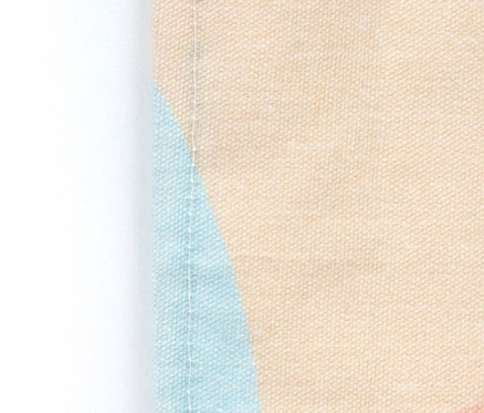 Ein Stoff mit Kirsch- und abstraktem Muster.