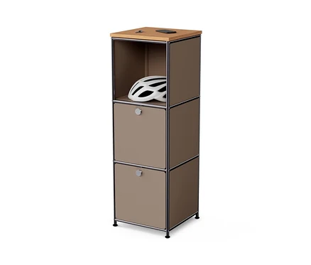 Schmale Kommode Metall »CN3« mit Holzplatte und 2 Klappenfächern, taupe. Im oberen offenen Fach befindet sich ein weißer Helm.