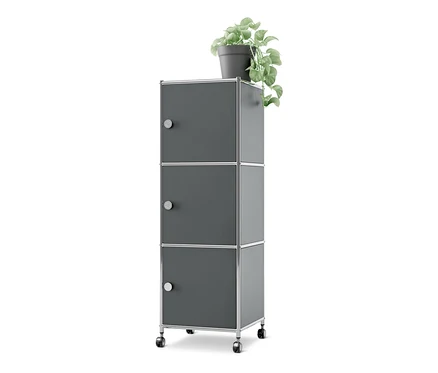 Grauer Rollcontainer Metall »CN3« mit 3 Türen und einer Topfpflanze darauf.