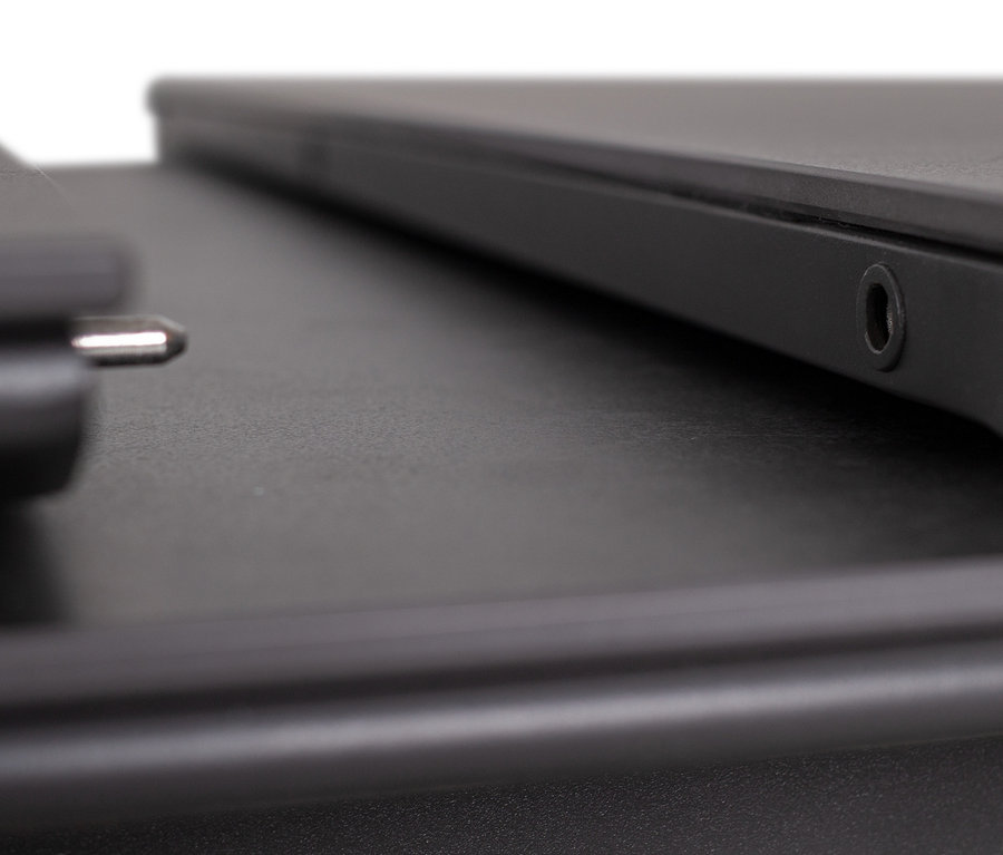 Detailansicht des steingrauen deVriesAlu Ausziehtisches, 160/210.