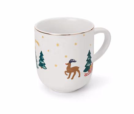 Weißer Jumbobecher mit goldenem Rand und Weihnachtsmotiv mit Rentier, das einen Schlitten zwischen Bäumen zieht.