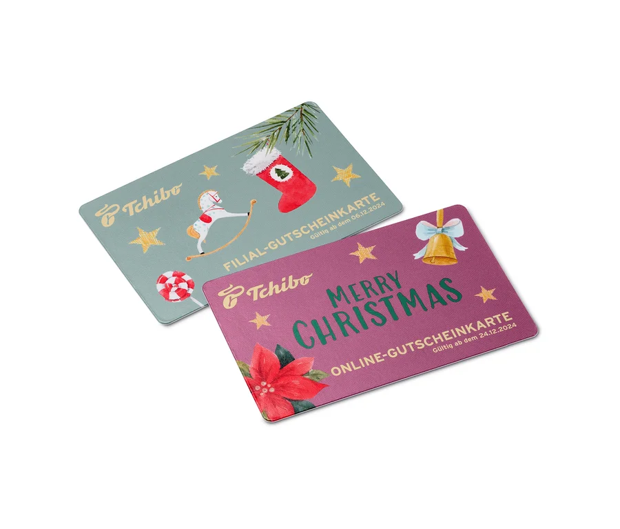 Zwei Tchibo Adventkalender Gutscheinkarten liegen auf einem weißen Hintergrund.